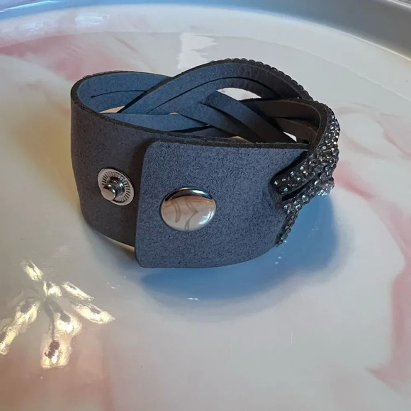 VQ Rhinestones Bracelet - Picture 3 of 4